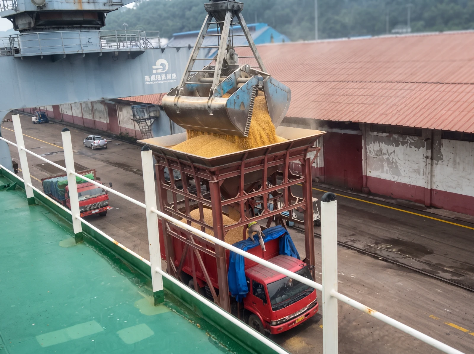 Hopper bongkar muat di dermaga