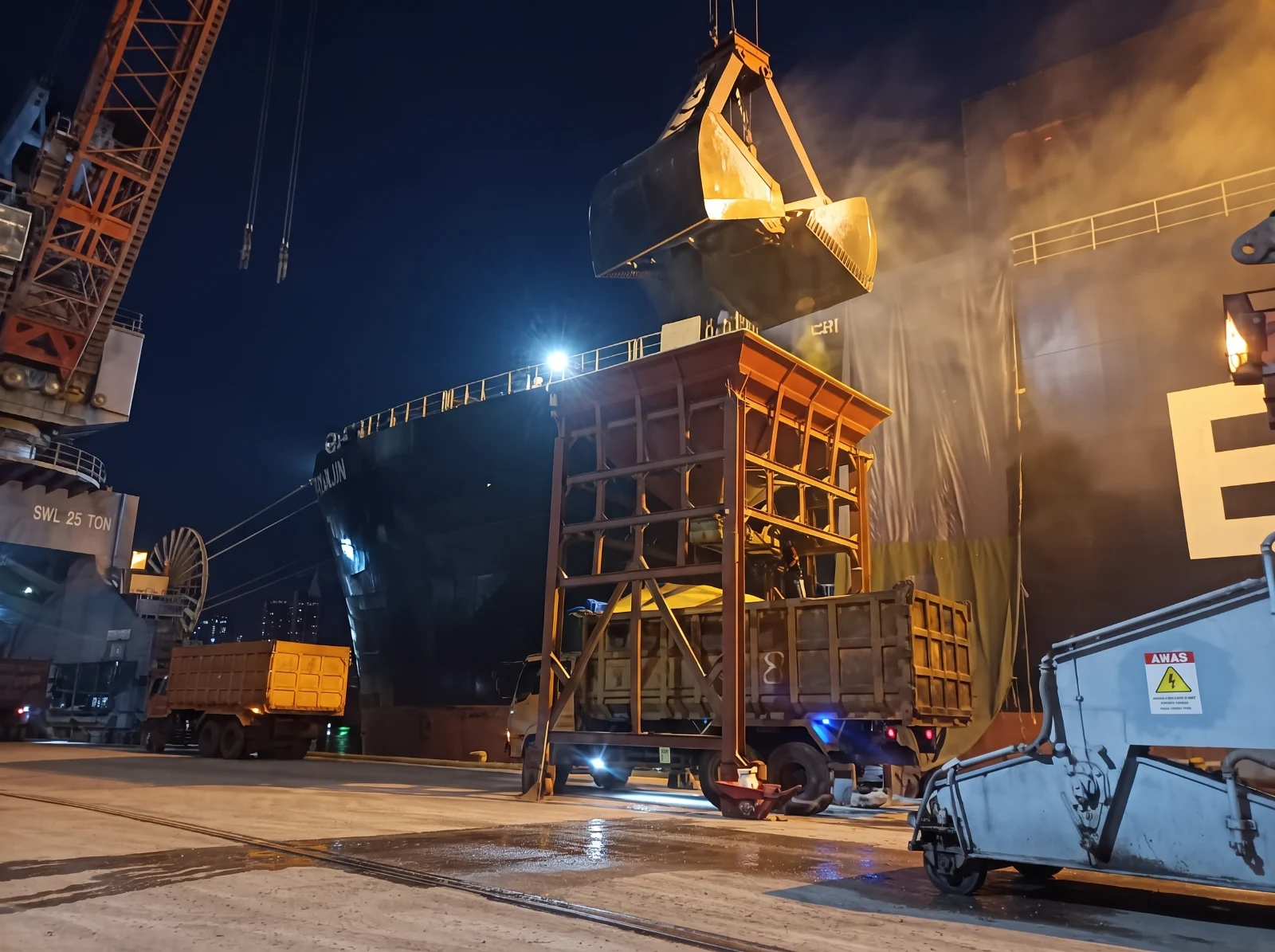 Operasional bongkar muat dengan hopper dan truk