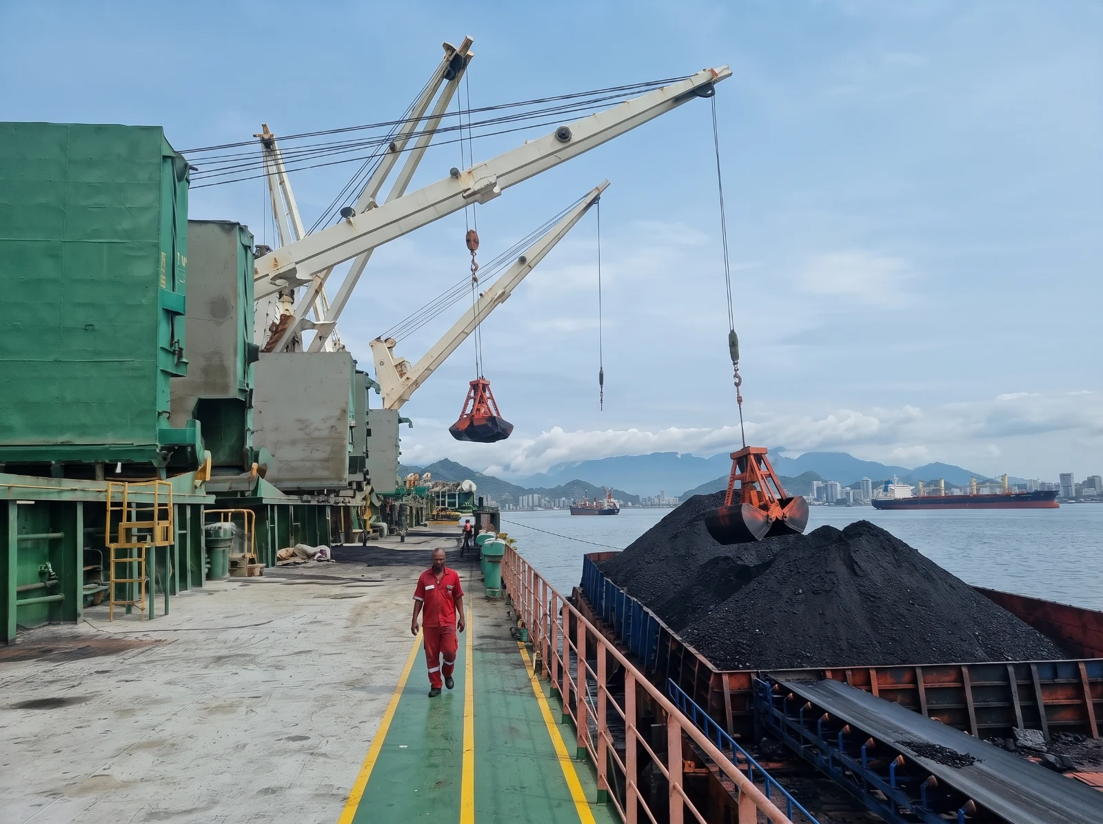 Muat batu bara curah (Ship to Ship) di area labuh