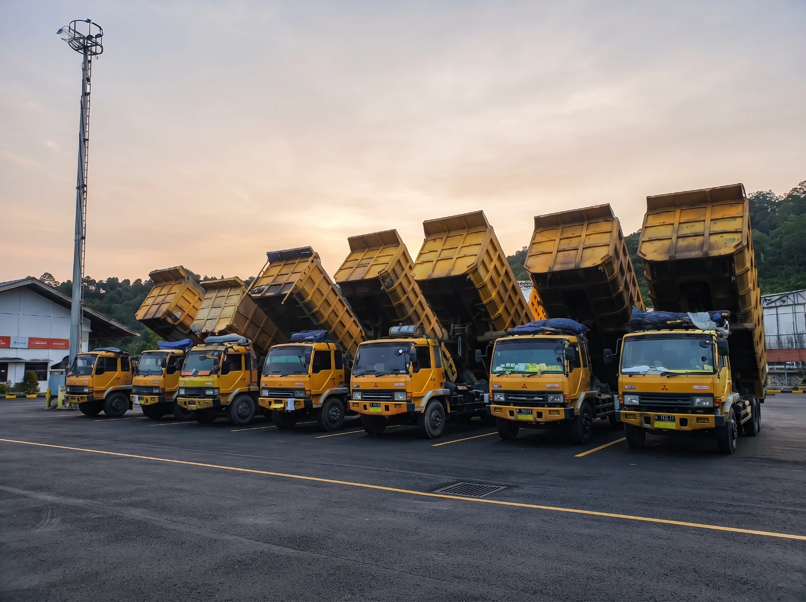 Dukungan trucking untuk semua komoditas serta pengurusan Customs Clearance / dokumen ekspor-impor.
